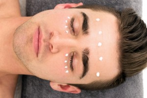 5 rimedi naturali antirughe per il viso dell'uomo